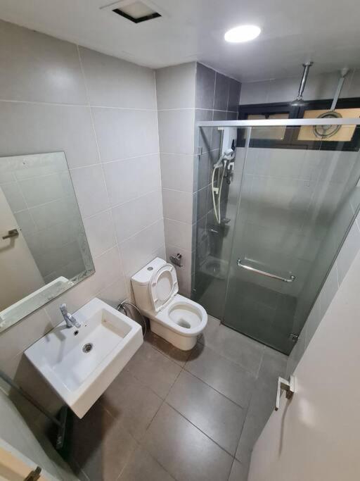 Lovely 3-Bedroom Serviced Apartment @ Кіберджая Екстер'єр фото