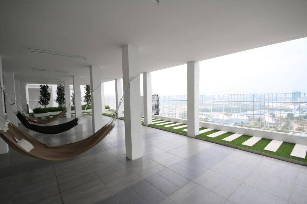 Lovely 3-Bedroom Serviced Apartment @ Кіберджая Екстер'єр фото