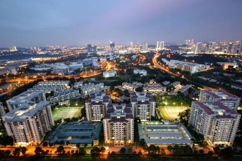 Lovely 3-Bedroom Serviced Apartment @ Кіберджая Екстер'єр фото